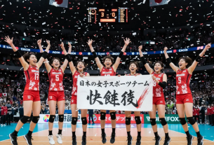 女子スポーツチームが試合後に喜びを分かち合う瞬間