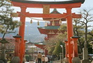 日本の観光業回復を象徴する観光スポットと外国人旅行者のイラスト。