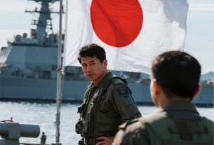 日本の防衛政策を象徴する自衛隊と日の丸のイラスト