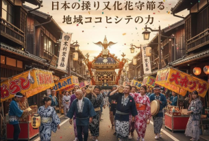 地域の人々が神輿を担ぎながら伝統的な祭りを行う様子。